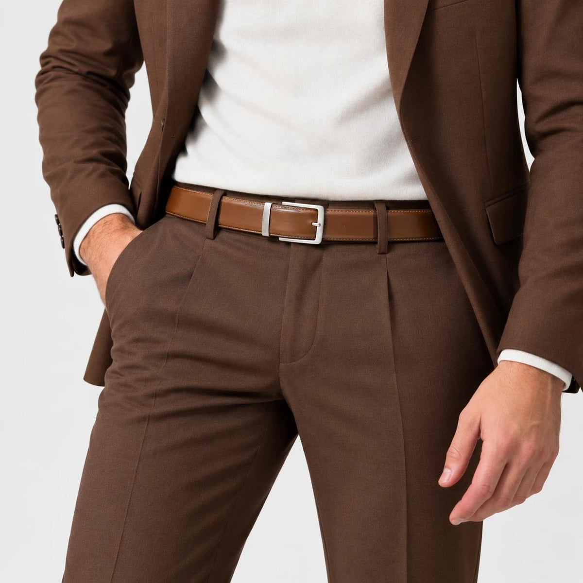 Ceinture Vacuna cognac portée avec un costume