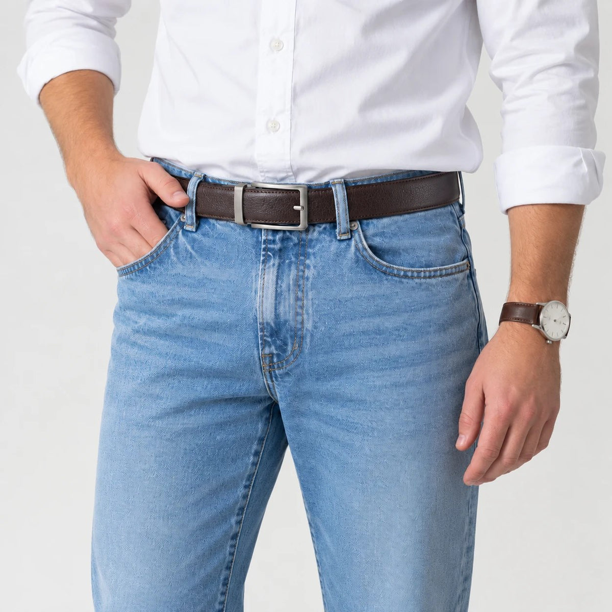 Ceinture Vacuna marron foncé portée avec un jean