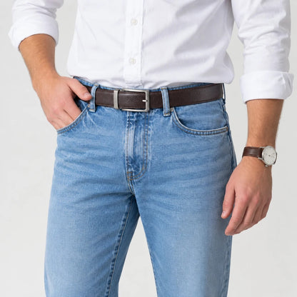 Ceinture Vacuna marron foncé portée avec un jean