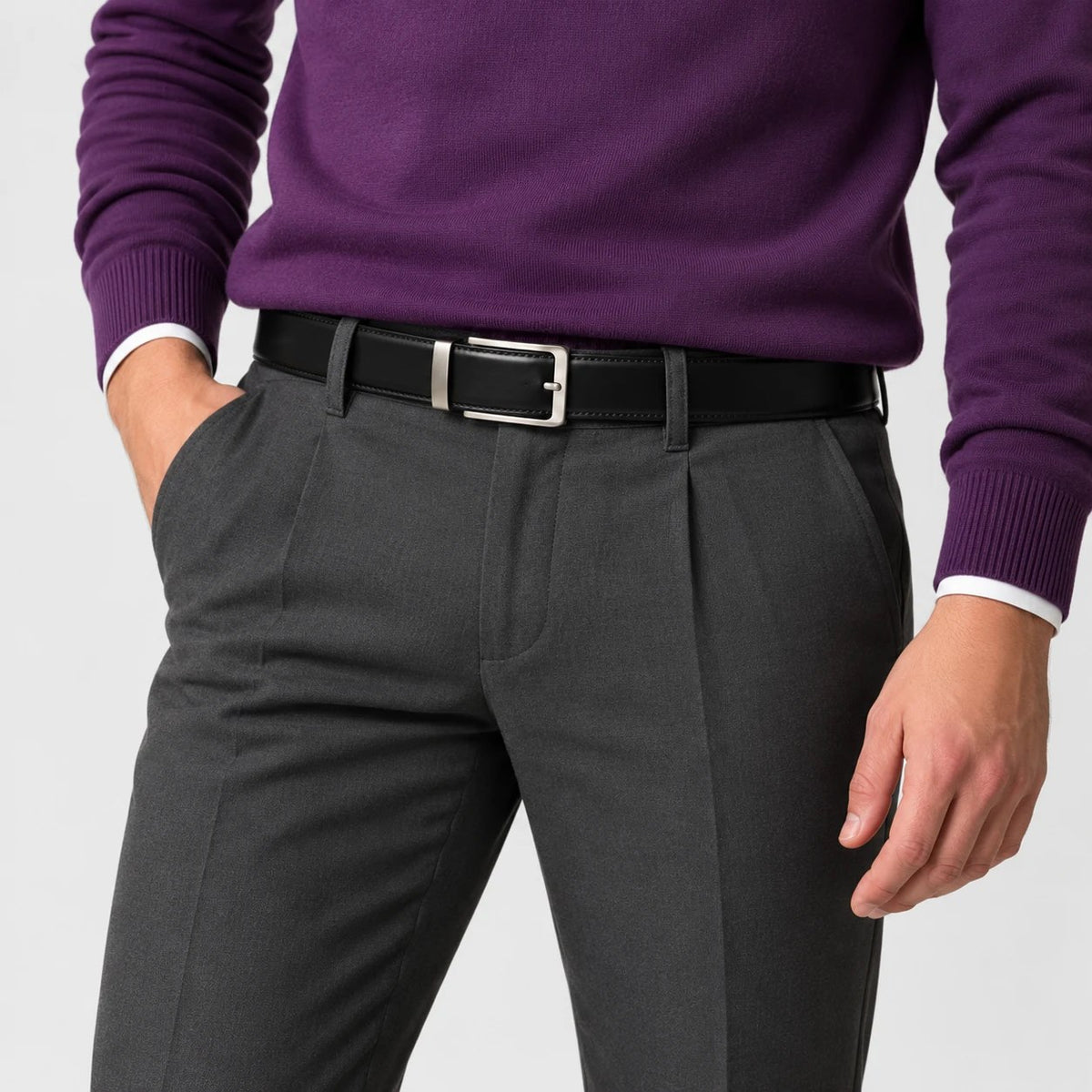 Ceinture Vacuna noire portée avec un pantalon gris